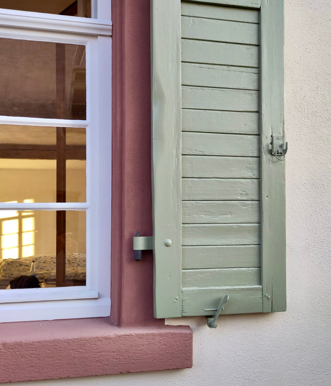 Antikgrün in Kombination mit Sandsteinfarbigen Fenstergewände, Fenster in Altweiß